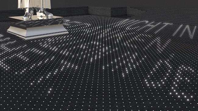 In de vloer wordt door ledverlichting citaten vertoond.